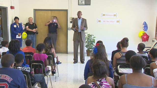 NBA_star_gives_back_to_Hartford_school_1256500000_20130731122328_640_480